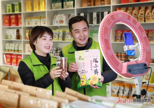 隴南市成縣陳院鎮(zhèn)隴小南帶貧電商基地,主播正在直播銷售“土年貨”。:(圖片一)李旭春攝影.JPG 隴南市成縣陳院鎮(zhèn)隴小南帶貧電商基地,主播正在直播銷售“土年貨”。:(圖片一)李旭春攝影.JPG