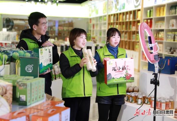 隴南市成縣陳院鎮(zhèn)隴小南帶貧電商基地,主播正在直播銷售“土年貨”。:(圖片2)李旭春攝影.JPG 隴南市成縣陳院鎮(zhèn)隴小南帶貧電商基地,主播正在直播銷售“土年貨”。:(圖片2)李旭春攝影.JPG