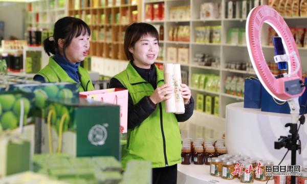 隴南市成縣陳院鎮(zhèn)隴小南帶貧電商基地,主播正在直播銷售“土年貨”。:(圖片4)李旭春攝影.JPG 隴南市成縣陳院鎮(zhèn)隴小南帶貧電商基地,主播正在直播銷售“土年貨”。:(圖片4)李旭春攝影.JPG
