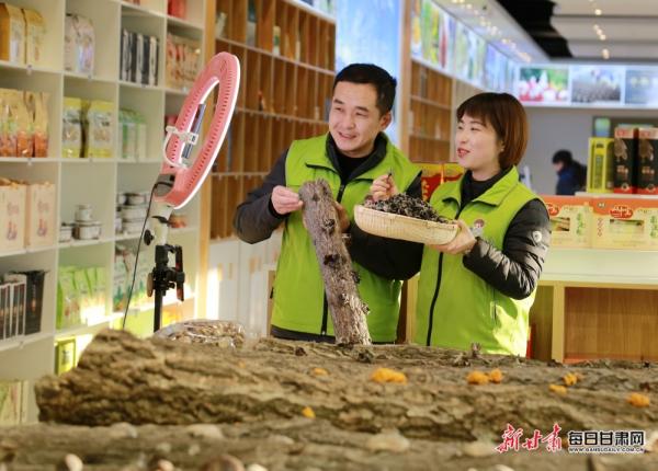 隴南市成縣陳院鎮(zhèn)隴小南帶貧電商基地,主播正在直播銷售“土年貨”。:(圖片5)李旭春攝影.JPG 隴南市成縣陳院鎮(zhèn)隴小南帶貧電商基地,主播正在直播銷售“土年貨”。:(圖片5)李旭春攝影.JPG