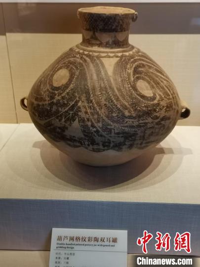 圖為臨洮縣博物館陳列半山類型的馬家窯彩陶。 王在凱 攝