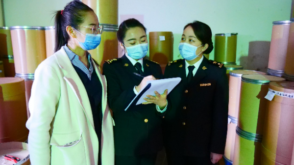蘭州海關工作人員檢疫監管出口動植物提取物。新甘肅·甘肅日報通訊員劉舒蓉攝.jpg